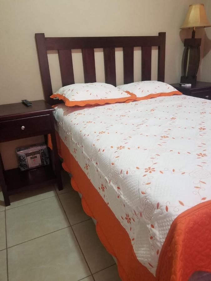 Elizabeth Enchantments La Ceiba Exterior photo