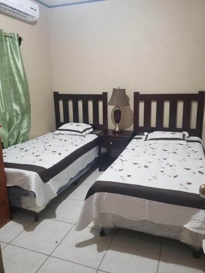 Elizabeth Enchantments La Ceiba Exterior photo