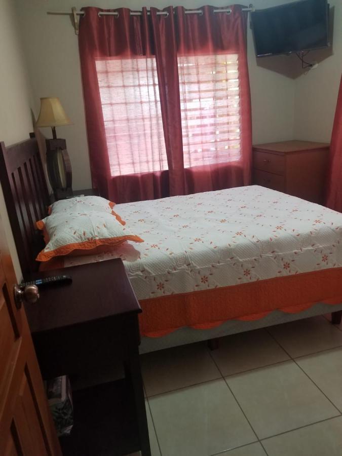 Elizabeth Enchantments La Ceiba Exterior photo