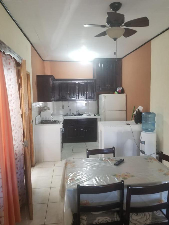 Elizabeth Enchantments La Ceiba Exterior photo